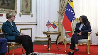 رئيسة فنزويلا تلتقي القائمة بأعمال السفارة الأمريكية في كاراكاس