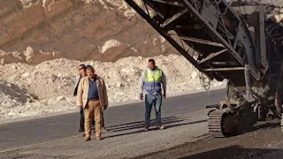 بالصور- أبوزنيمة ترفع كفاءة الطريق الساحلي ضمن خطة تطوير شاملة