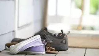 تجلب الخلافات.. خبيرة طاقة تحذر من ترك الأحذية أمام باب المنزل