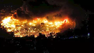 بالفيديو: حريق ضخم يلتهم قرية في الفلبين ويشرد آلاف السكان