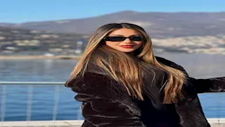 سارة سلامة تخطف الأنظار بإطلالة جريئة بالقرب من أحد شواطئ إيطاليا (صور)