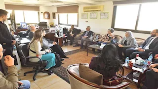 محافظ أسيوط ووفد الاتحاد الأوروبي يتفقدون مصنعاً للمستلزمات الطبية يصدر لـ 75 دولة  