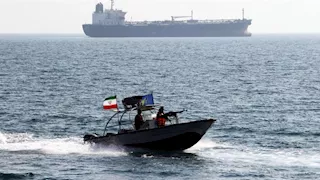 إيران تحتجز سفينتين في الخليج الفارسي وتعتقل طواقمهما