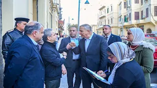 وسط البلد التاريخية تستعيد رونقها.. محافظ الإسكندرية يتفقد شارع سعد زغلول - صور