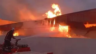 حريق مرعب داخل مصنع بأكتوبر.. الدفع بـ10 سيارات إطفاء وخزاني مياه