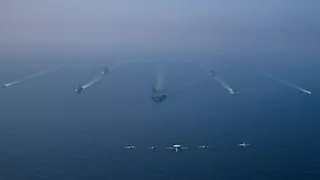 القيادة الأمريكية تعلن تحرك حاملة الطائرات أبراهام لينكولن وتحليق طائراتها