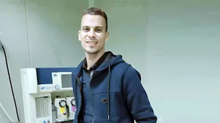 رحل وهو ينقذ المرضى.. وفاة أخصائي تمريض داخل "عناية" مستشفى سوهاج التعليمي