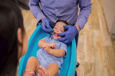 متى يخضع الأطفال لأول فحص أسنان؟.. طبيب يوضح 