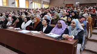 رئيس جامعة الإسكندرية يُغير جداول المحاضرات تزامنًا مع تطوير ترام الرمل (صور)