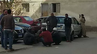 افترشوا الأرض.. أسرة ضحيتي الذبح تتجمع أمام مشرحة كفر الشيخ