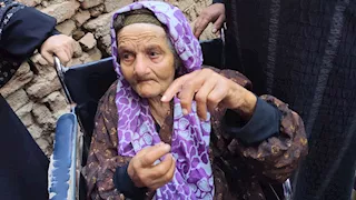 قلب الأم يغفر.. مسنة الشرقية عن فيديو الاعتداء: "بنتي هي اللي شيلاني وعاوزاها ترجع بيتها" -فيديو 