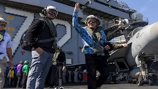 رسالة ما بعد التفاوض.. مبعوثا ترامب على متن حاملة الطائرات الأمريكية قرب إيران- صور