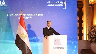 وزير الاتصالات: شركات المحمول ملتزمة بسداد قيمة صفقة السعات الترددية بالدولار لأول مرة