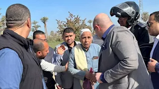 محافظ بني سويف يوقف موكبه للاطمئنان على مصاب في حادث على الطريق الزراعي