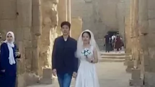 فستان أبيض في حضرة الفراعنة.. عروسان صينيان يحتفلان بزفافهما في معبد الأقصر