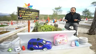 وفاء لا ينقطع.. رجل يزور قبر زوجته يوميا بفنجان قهوة 