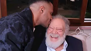 محمد رمضان يُقبل رأس الفخراني ويوجه رسالة لـ حسين فهمي ونجيب ساويرس