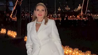 يسرا تخطف الأنظار بإطلالة أنيقة في احتفالية "كارتييه" (صور)