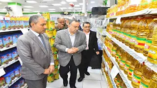 بأسعار مخفضة.. محافظ أسيوط يفتتح 80 منفذًا في معارض "أهلاً رمضان" (صور)