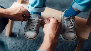 "السر في حذاءين مختلفين".. اكتشاف صادم يغير حياة رجل بالصدفة