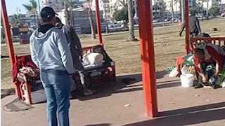"متنامش هنا تاني".. حملة لإخلاء حدائق بورسعيد من المشردين- صور