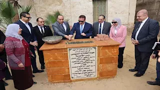 محافظ المنوفية يضع حجر أساس مجمع تجريبي بـ42 فصلاً بشبين الكوم (صور)