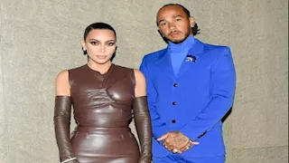 هاميلتون أسطورة السرعة يكشف علاقته بكيم كارداشيان في ليلة السوبر بول.. صور