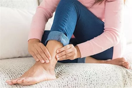 حكة الساق المستمرة.. علام تكشف؟