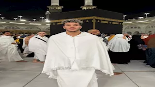 4 صور لـ إمام عاشور رفقة عائلته في العمرة