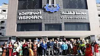 رسالة محبة وسلام.. محافظ أسوان يكرم 14 فرقة في ختام مهرجان الفنون (صور)