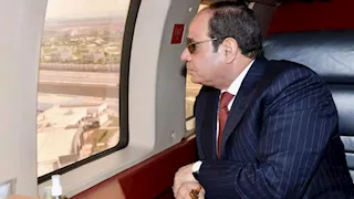 بعد عودته من أبوظبي.. الرئيس السيسي يتفقد أحدث طائرات مصر للطيران 