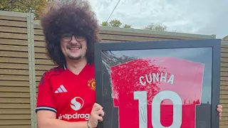 لم يحلق شعره منذ 2024.. ما قصة فرانك إيليت مشجع مانشستر يونايتد؟