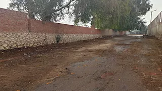 تحويل طريق الصرف بأرض اللواء من بؤرة تجمع للمخلفات إلى طريق ممهد -(صور)