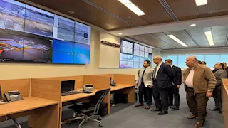 وزير الطيران يتفقد غرفة العمليات بمطار القاهرة لمتابعة حركة التشغيل