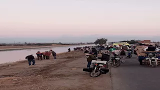 انتشال جثمان طفل غرق في حادث انقلاب تروسيكل داخل ترعة بالبحيرة 