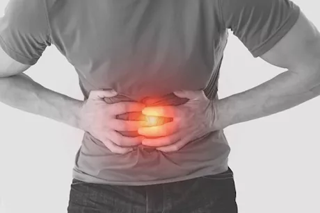 سبب ألم أعلى البطن بعد الأكل- طبيب يجيب: القولون أم المرارة؟