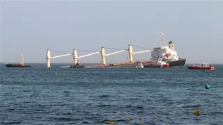 اصطدام ناقلة زيت بمنصة بحرية.. والبترول تؤكد سلامة الأفراد والبيئة