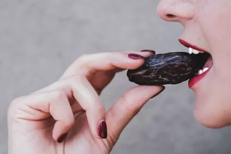 التمر بزبدة الفول السوداني.. طبيب يوضح فوائد تناوله في رمضان