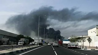 حريق في منشأة بمجمع الرويس الصناعي في أبوظبي بعد هجوم بمسيّرات