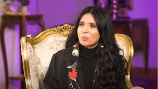 "جزمة خضرا وشنطة خضرا".. رامز جلال يسخر من ملابس الراقصة دينا