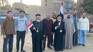 روح التآخي تتجلى في سوهاج.. كهنة يشاركون الصائمين لحظات الإفطار على الطريق 