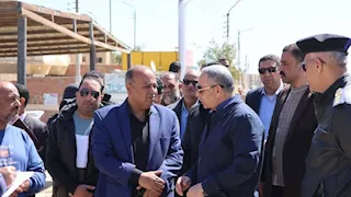 محافظ الإسماعيلية يتابع الالتزام بتعريفة الركوب الجديدة ويتفقد مواقف السيارات 