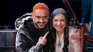 "جزمة خضرا وشنطة خضرا".. رامز جلال يسخر من ملابس الراقصة دينا