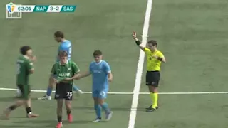 شاهد بالفيديو.. لاعب يعتدي على حكم بعد طرده