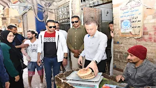  لقي الرغيف ناقص.. محافظ أسوان يوجه بتحرير محضر لمخبز بلدي 