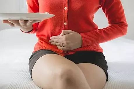 ألم البطن بعد أكل الحلويات- هذه الأمراض قد تكون السبب