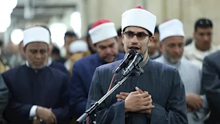 لآلئ الأزهر.. "النابغة" القرآني الكفيف عبد الله عمار يؤم المصلين بالجامع الأزهر (فيديو وصور) 