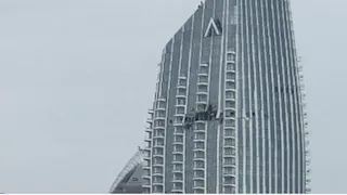 ثقب كبير في برج بدبي بعد اصطدام طائرة مسيّرة بالمبنى