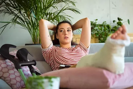 إصابة “الكسر الحلزوني” في العظام.. ما خطورتها وكيف يتم علاجها؟