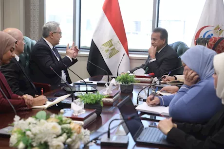 وزير الصحة يبحث مع شركة تركية فرص الاستثمار في صناعة الدواء المصرية